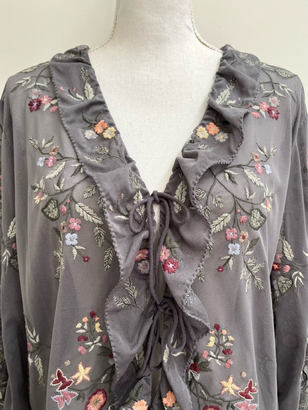 Vintage Y2K J.Jill Gray Mesh Floral Embroidered Ruffle Tie Front Top Topper XL - Picture 2 of 10